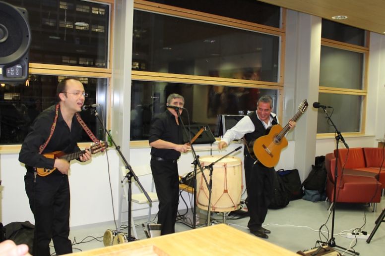 After the research discussion, the event closed with a drinks reception and traditional live Chilean music